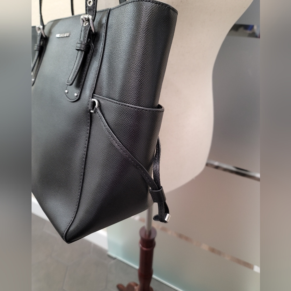 Michael Kors Voyager Saffiano Black Leather Tote Bag - Picture 12 of 15